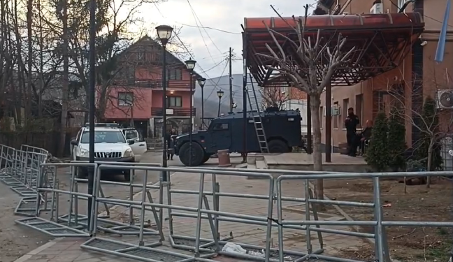 pamje-nga-komuna-e-zvecanit,-kfor-largohet-–-mbetet-njesia-speciale-e-policise-se-kosoves