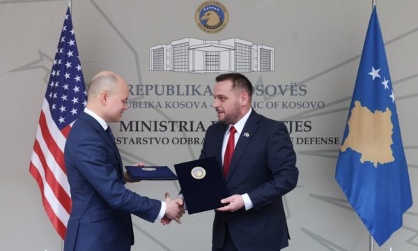 Pentagoni njofton për konsultimet SHBA -Kosovë në fushën e mbrojtjes, zyrtari amerikan takoi vetëm Maqedoncin