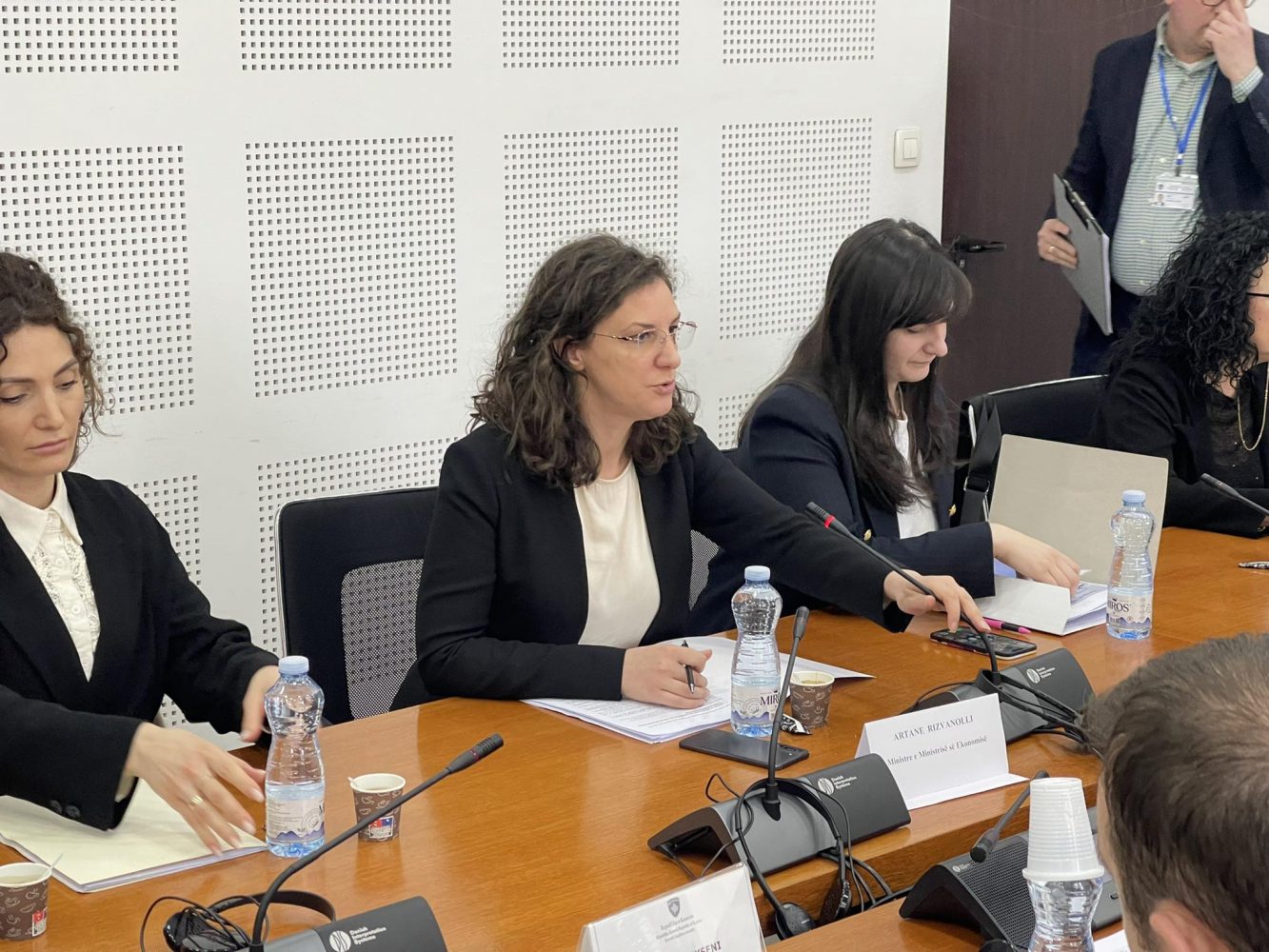 rizvanolli-thote-se-jane-bere-mbi-25-mije-aplikime-per-pajisje-eficiente-–-kritikohet-nga-opozita-per-mungese-te-investimeve