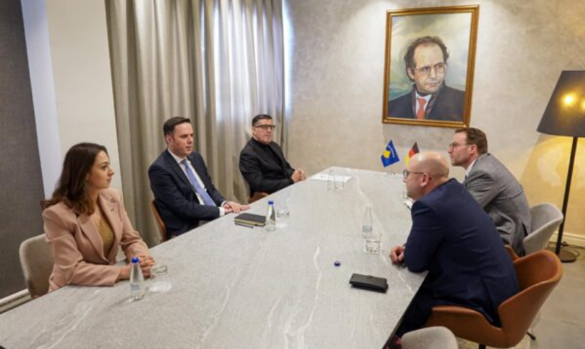emisari-gjerman-manuel-sarrazin-ne-zyrat-e-ldk’se,-abdixhiku-jep-detaje-per-takimin-me-te
