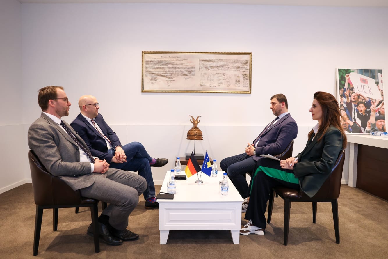 krasniqi-takohet-me-sarrazinin:-pertej-papergjegjesise-se-qeverise,-kerkuam-heqjen-e-sanksioneve