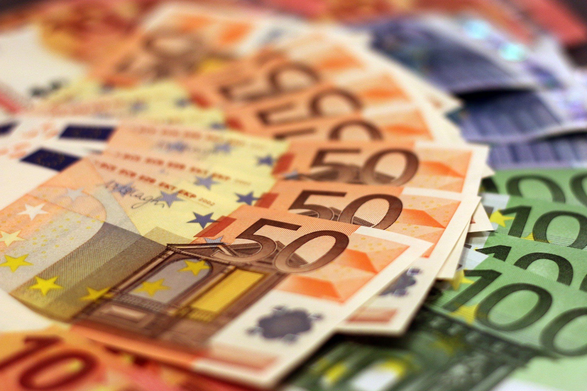 ne-nje-banke-ne-prishtine-per-tre-muaj-deponohen-2053-euro-qe-dyshohet-te-jene-te-falsifikuara