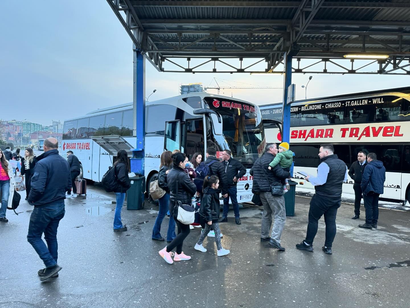 mbi-500-qytetare-shfrytezojne-ofertat-e-lira-nga-“sharr-travel”,-fundjaven-e-kalojne-ne-shqiperi