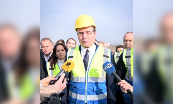kurti-del-me-video-per-9.7-kilometrat-e-rruges-prishtine-mitrovice,-thote-se-“po-behet”