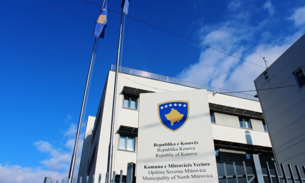 Komuna e Mitrovicës Veriore me vendim: 300 euro për fëmijët e lindur më 2024, çiftet e reja 500 euro