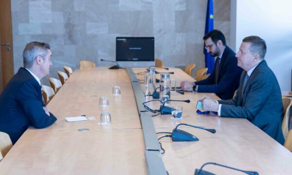 Ambasadori i ri britanik ia nis punës në Kosovë, takon shefin e zyrës së BE’së