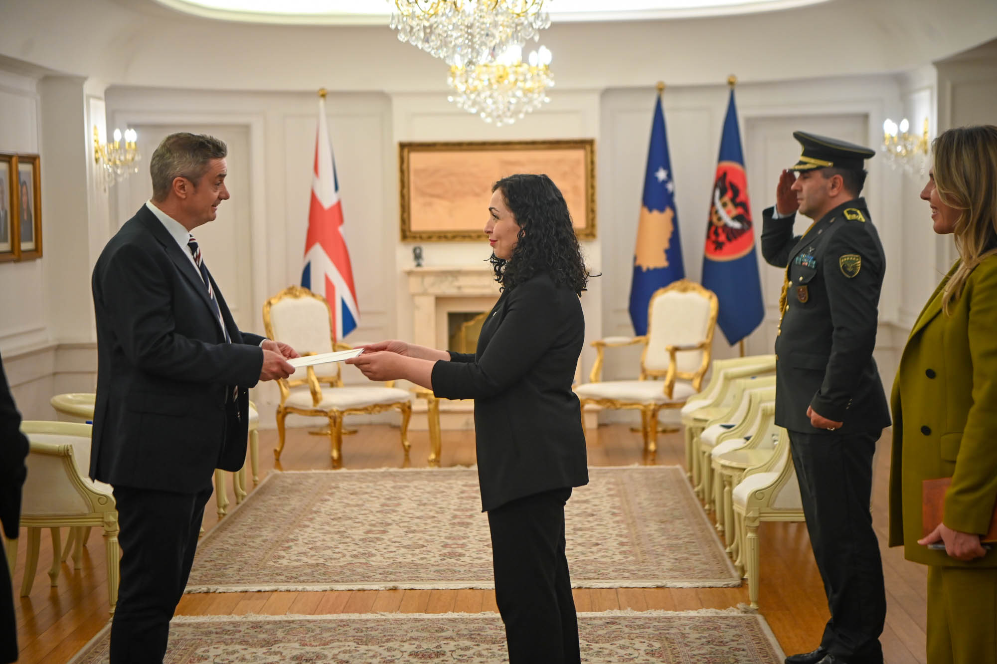 presidentja-osmani-pranoi-letrat-kredenciale-nga-ambasadori-i-mbreterise-se-bashkuar,-jonathan-hargreaves