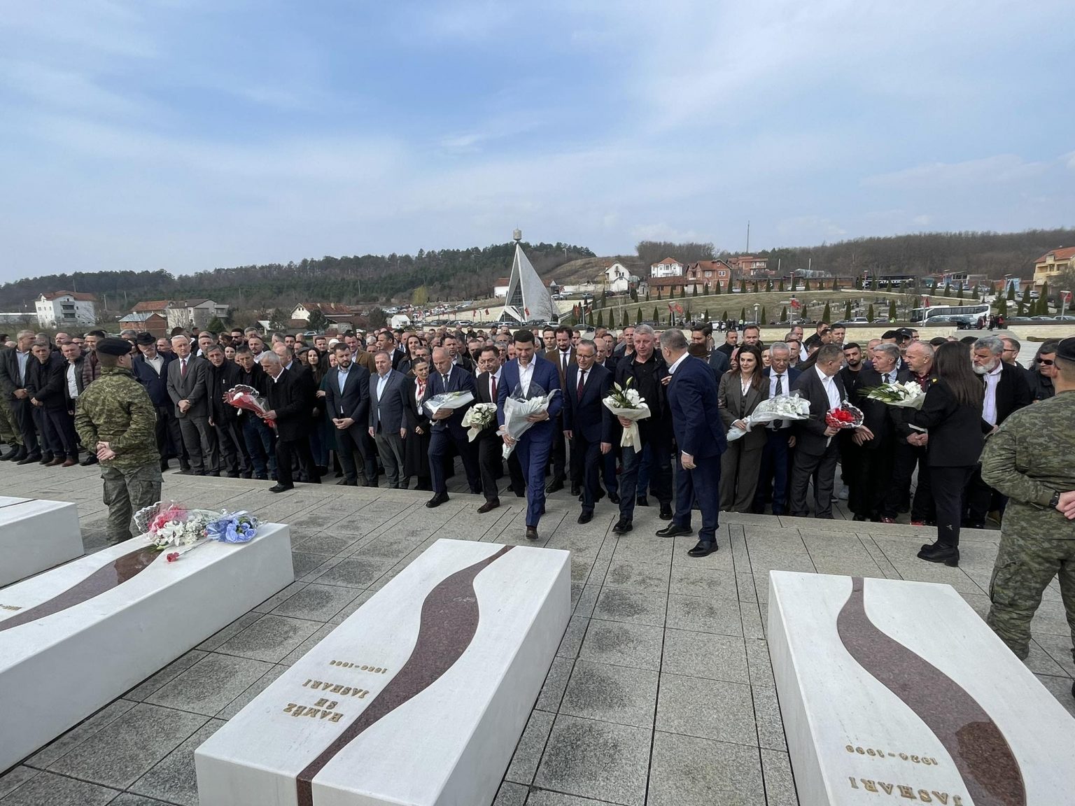 Krasniqi: E kemi për obligim t’a kujtojmë me krenari sakrificën titanike të familjes Jashari