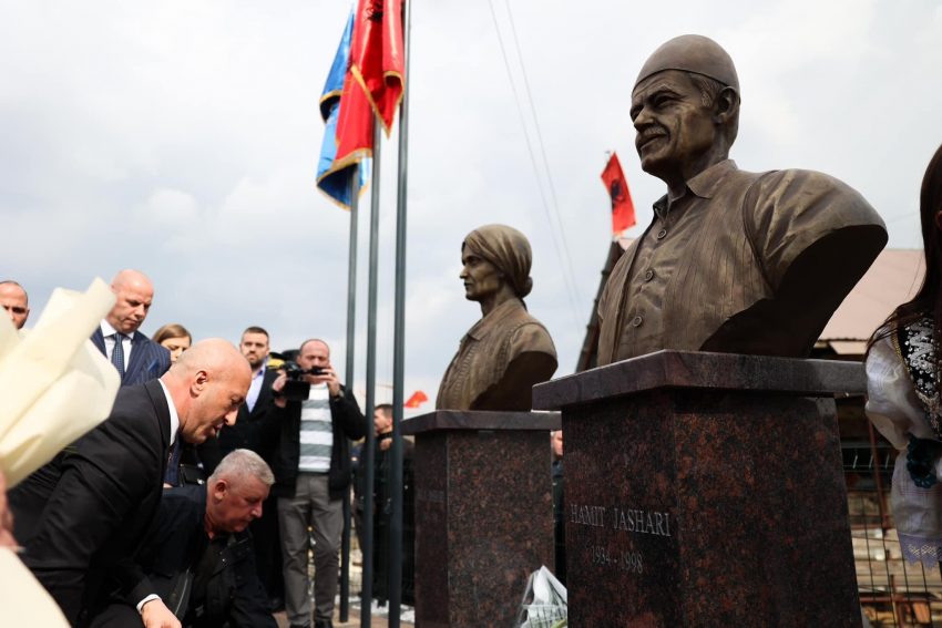 haradinaj-ne-zbulimin-e-busteve-te-heronjve-sala-dhe-hamit-jashari:-ishin-bere-simbole-te-qendrueshmerise
