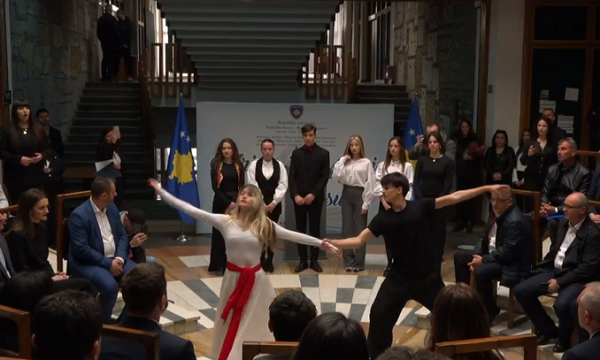 pasi-policia-nxori-jashte-aktivistet-e-psd-se,-kurti-e-nagavci-shikojne-perfomancen-ne-biblioteken-kombetare