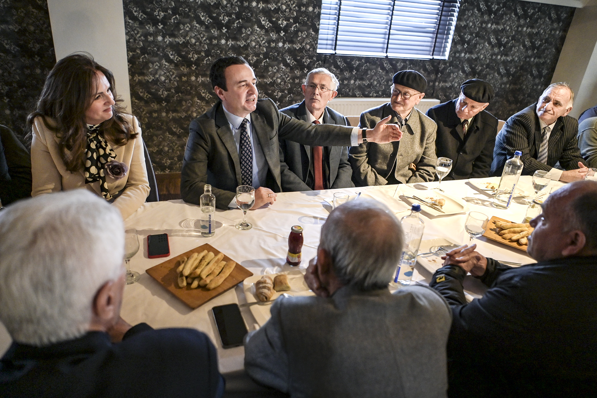 kurti-dhe-nagavci-takuan-veterane-te-arsimit-ne-shenim-te-7-marsit,-u-vleresua-lart-kontributi-i-tyre