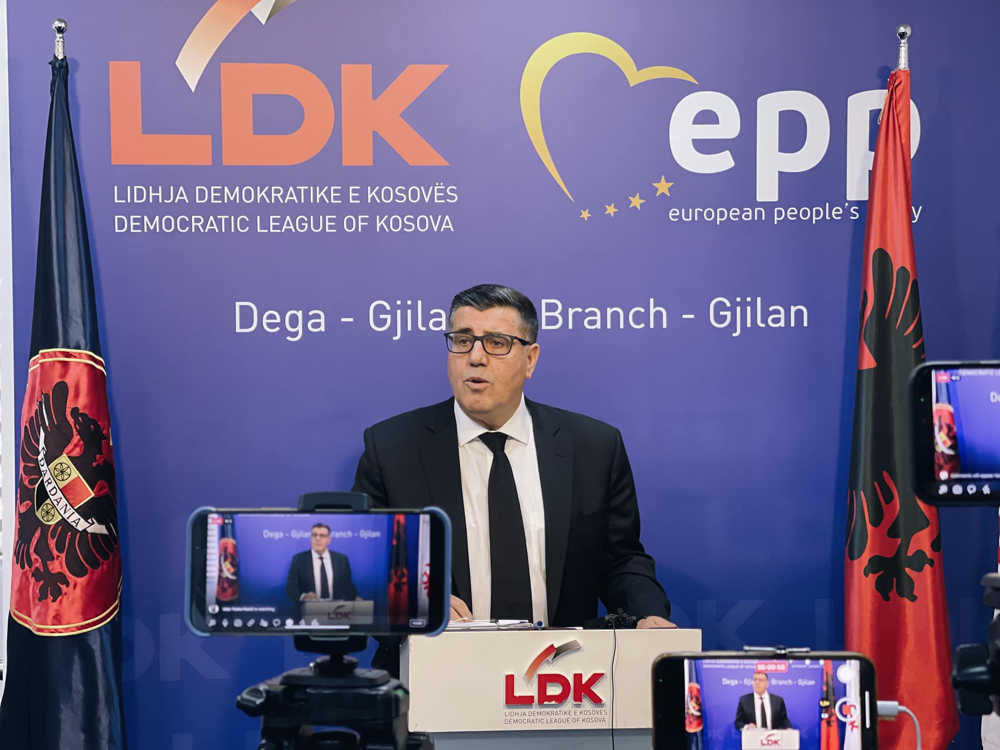 haziri-ne-cilesine-e-kryetarit-te-ldk-se-ne-gjilan-sot-mban-konference-per-media