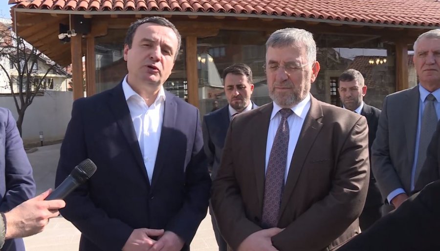 kurti-me-ternaven-vizitojne-xhamine-e-restauruar:-eshte-e-vjeter-se-paku-kater-shekuj-e-gjysme,-paraqet-nje-pike-turistike-per-te-huajt