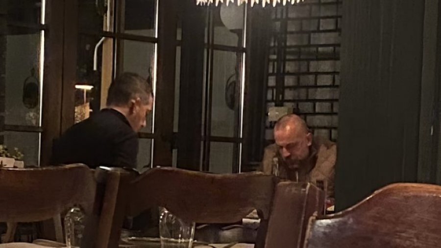 vazhdojne-reagimet-pas-fotografise-gjuriq-radoiciq,-politikani-serb-sandulloviq,-ka-pyetje-per-be-ne-dhe-shba-ne