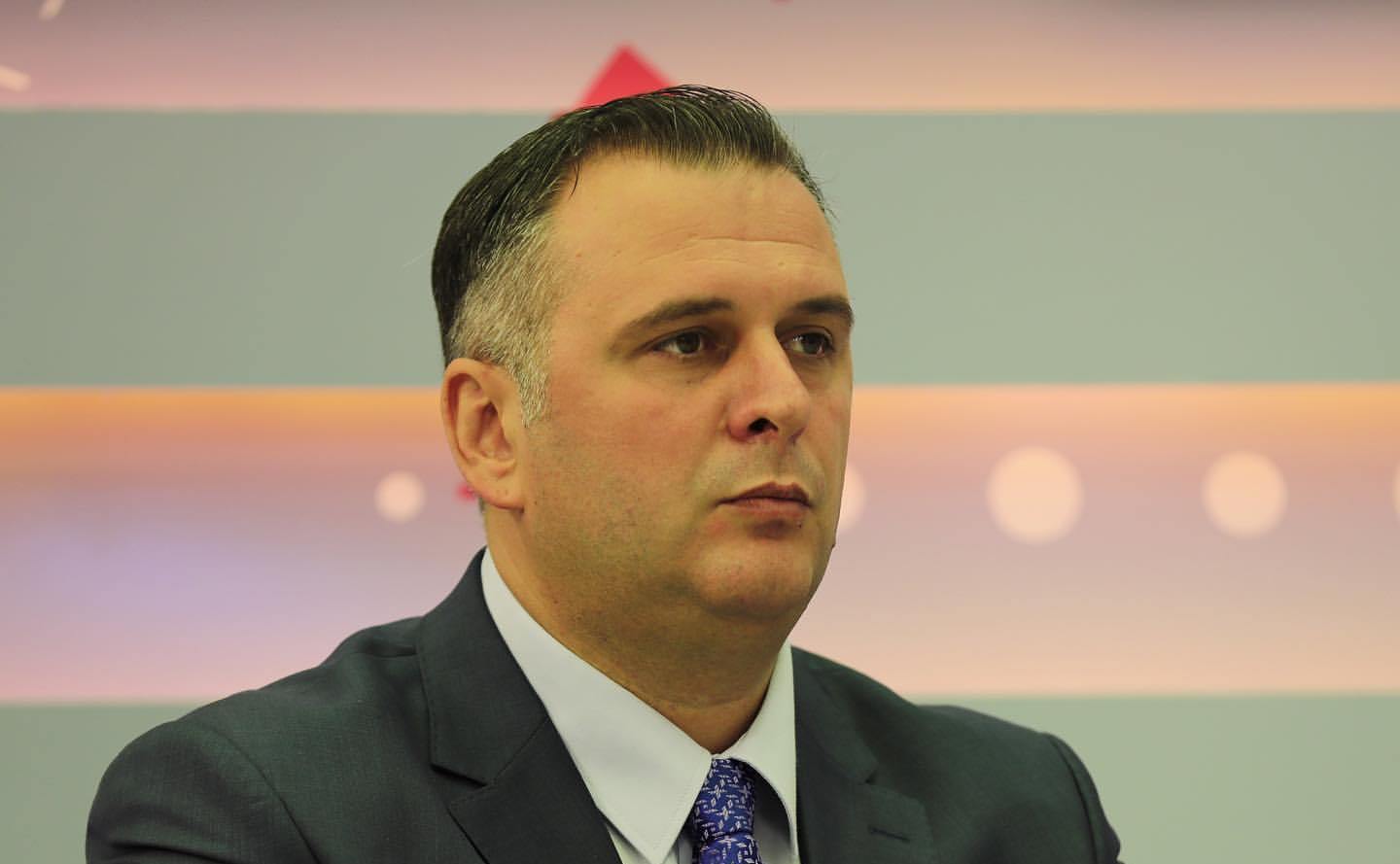deputeti-i-vv-se-kerkon-nga-nderkombetaret-ta-denoje-sulmin-ne-lokalin-e-tomaniqit