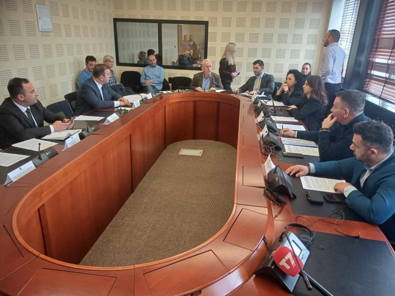 komisioni-hetimor-per-rezervat-s’arrin-te-shtyje-para-agjenden,-perplasen-pozite-e-opozite