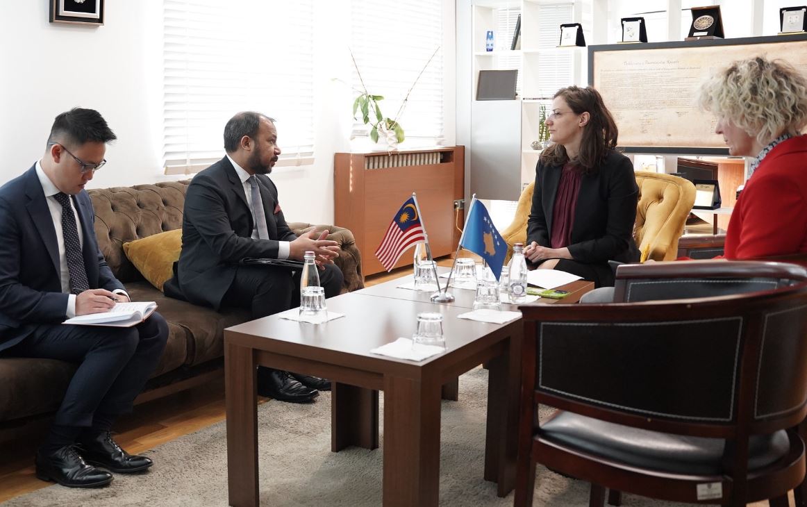 rizvanolli-takohet-me-ambasadorin-jorezident-te-malajzise,-dakordohen-per-bashkepunim-ne-fushen-e-energjise-diellore