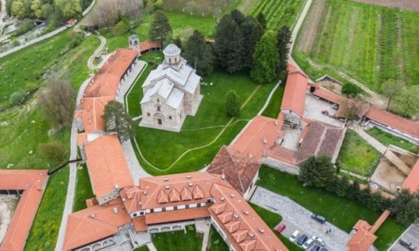 Imeraj: Qeveria e komuna mos ta zbatojnë vendimin për pronat te Manastiri i Deçanit