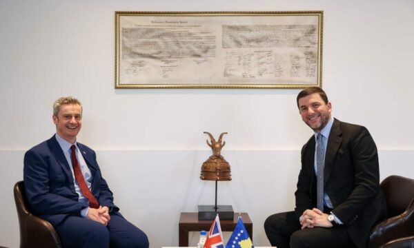 Krasniqi pret ambasadorin e ri britanik: E falënderova për mbështetjen e Mbretërisë së Bashkuar ndaj Kosovës