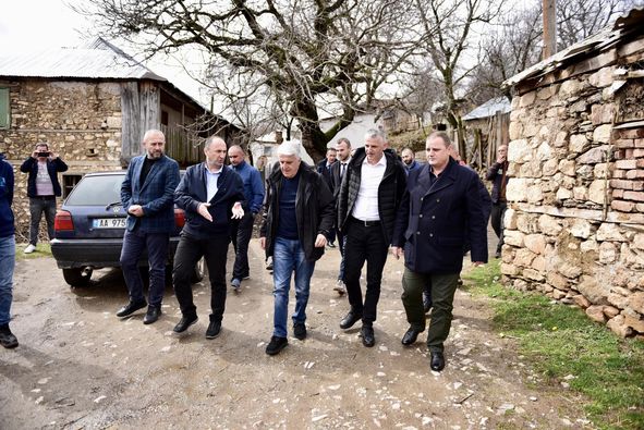 “Lajm i jashtëzakonshëm”, Aliu thotë se kanë nisur punimet për rrugët që ndërlidhin fshatrat e Kosovës dhe Shqipërisë