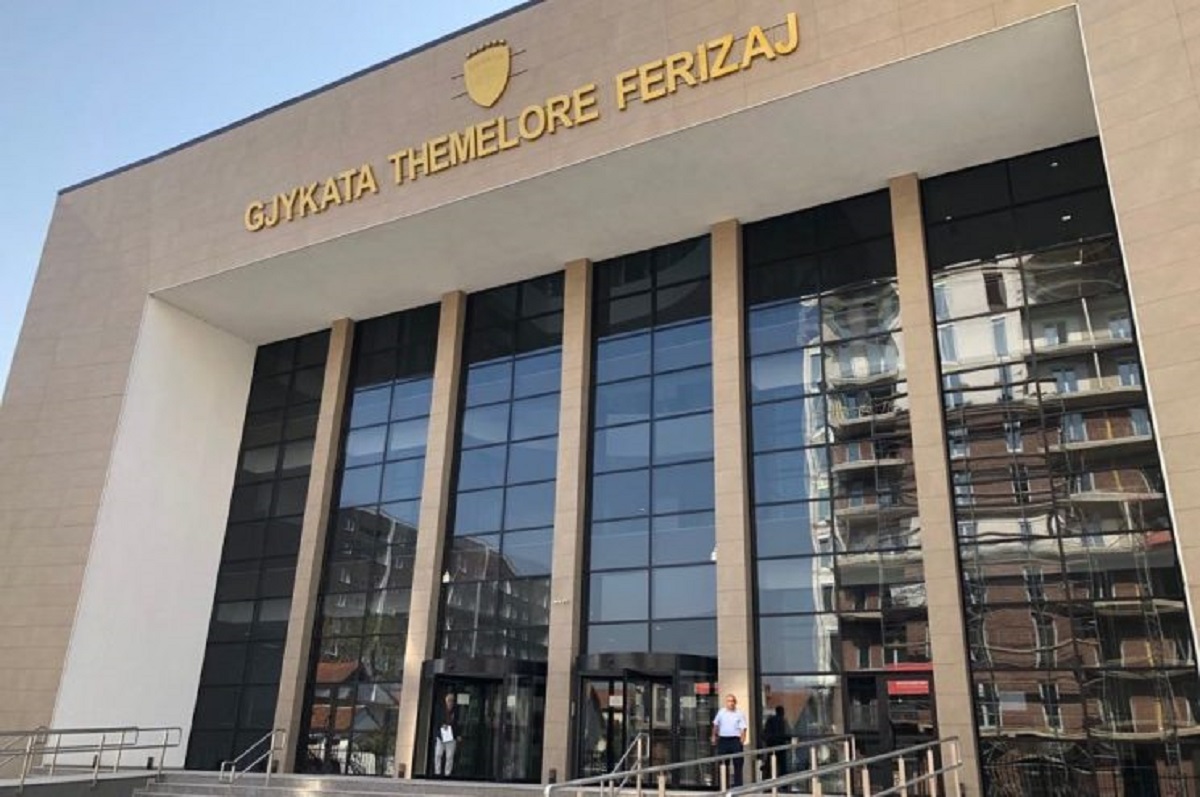 gjykata-themelore-e-ferizajt-reagon-per-zjarrin-ne-degen-e-saj-ne-kacanik:-dyshohet-per-zjarrvenie-nga-persona-te-panjohur