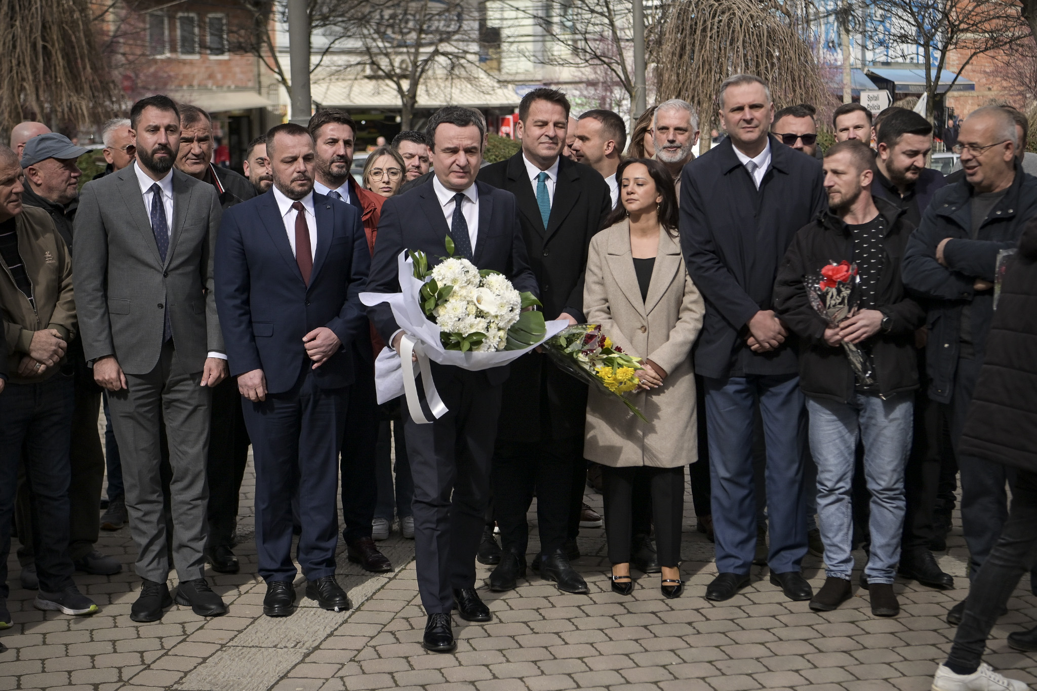 Kryeministri Kurti përkujton viktimat civile të vrara në Masakrën e Tregut të gjelbër në Mitrovicë