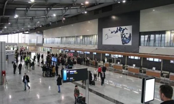Prezantoi pasaportë të faksifikuar, arrestohet një shtetas i huaj në aeroportin “Adem Jashari”
