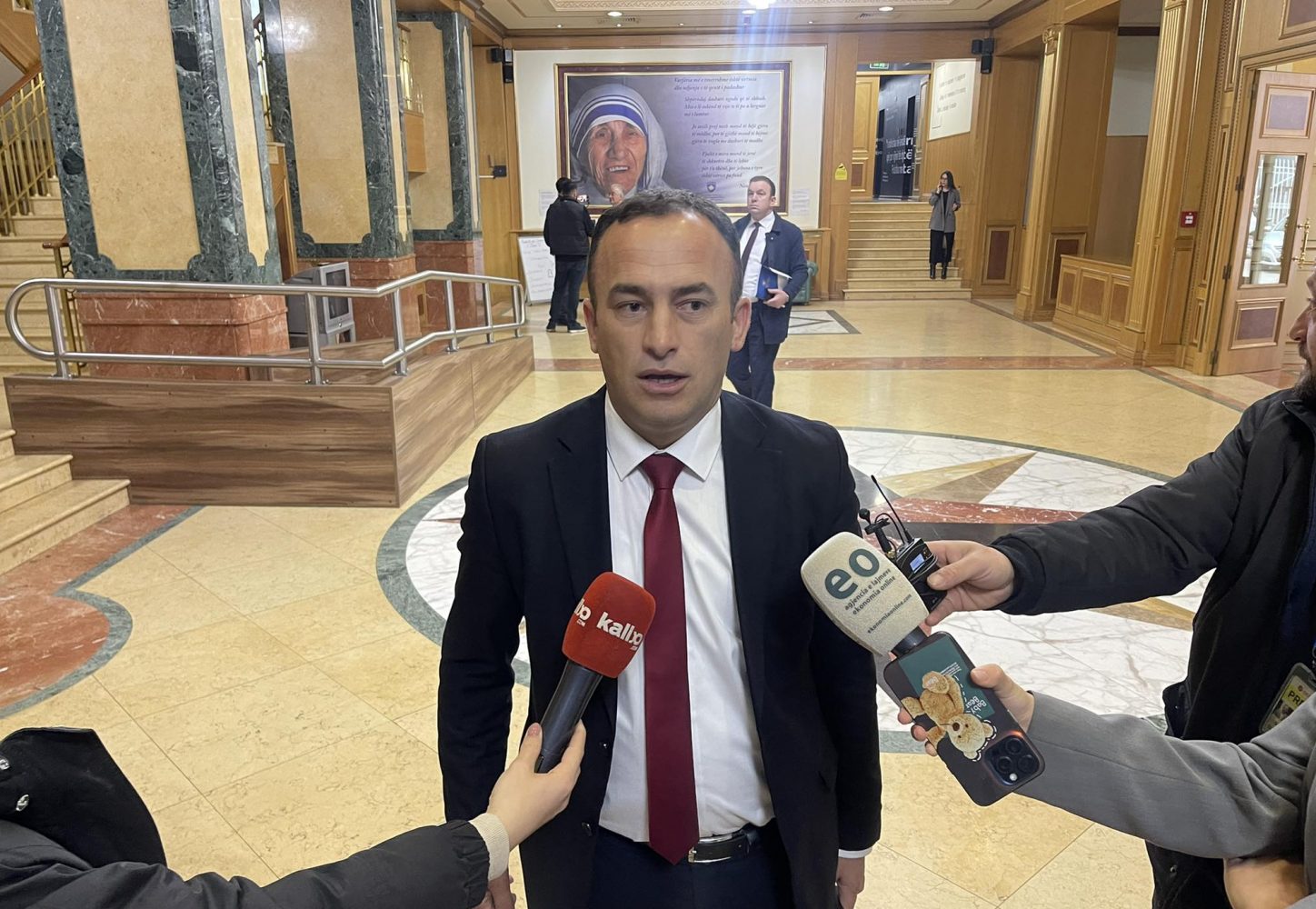 thaci:-prona-e-manastirit-te-decanit-ka-ekzistuar-nga-1947-a,-eshte-ardhe-koha-qe-qeveria-te-vendos-per-nje-gje-te-tille