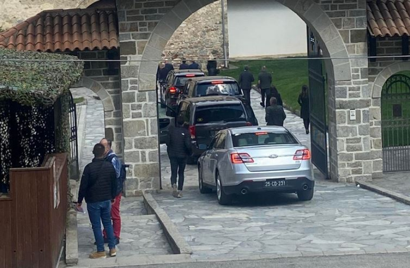 escobar-shkon-per-vizite-ne-manastirin-e-decanit