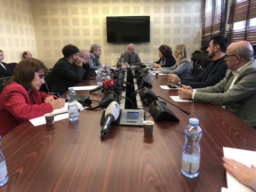 deputeti-turk-thote-se-komuniteti-boshnjak-e-ka-rendin-per-udheheqje-te-komisionit-per-te-drejtat-dhe-interesat-e-komuniteteve-dhe-kthim