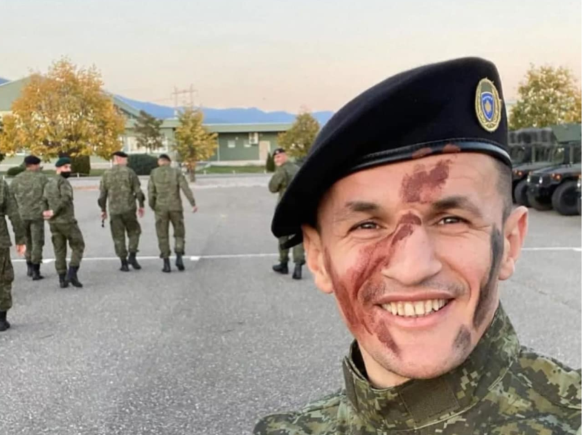 Robin Krasniqi vishet me uniformën e ushtrisë: Unë, biri yt Kosovë