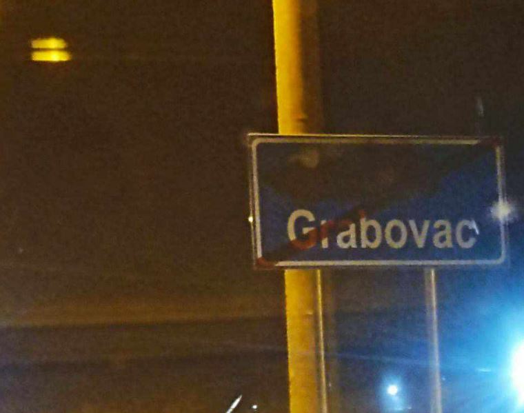 fshihen-me-ngjyre-emrat-e-tabelave-ne-gjuhen-shqipe-ne-veri,-nje-dite-pasi-u-vendosen