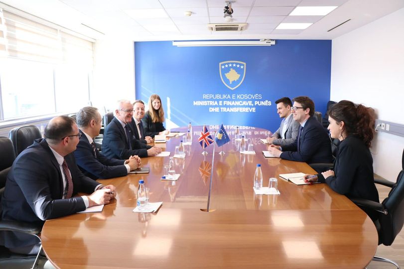 Murati bisedon me deputetin britanik për mundësitë e investimeve në Kosovë
