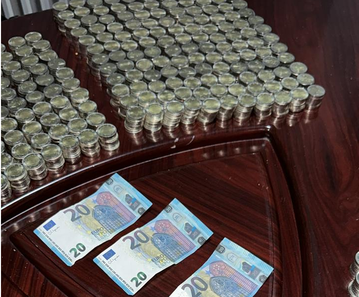 arrestohet-nje-i-dyshuar-ne-podujeve,-i-konfiskohen-mbi-10-mije-euro-qe-dyshohet-te-jene-te-falsifikuara
