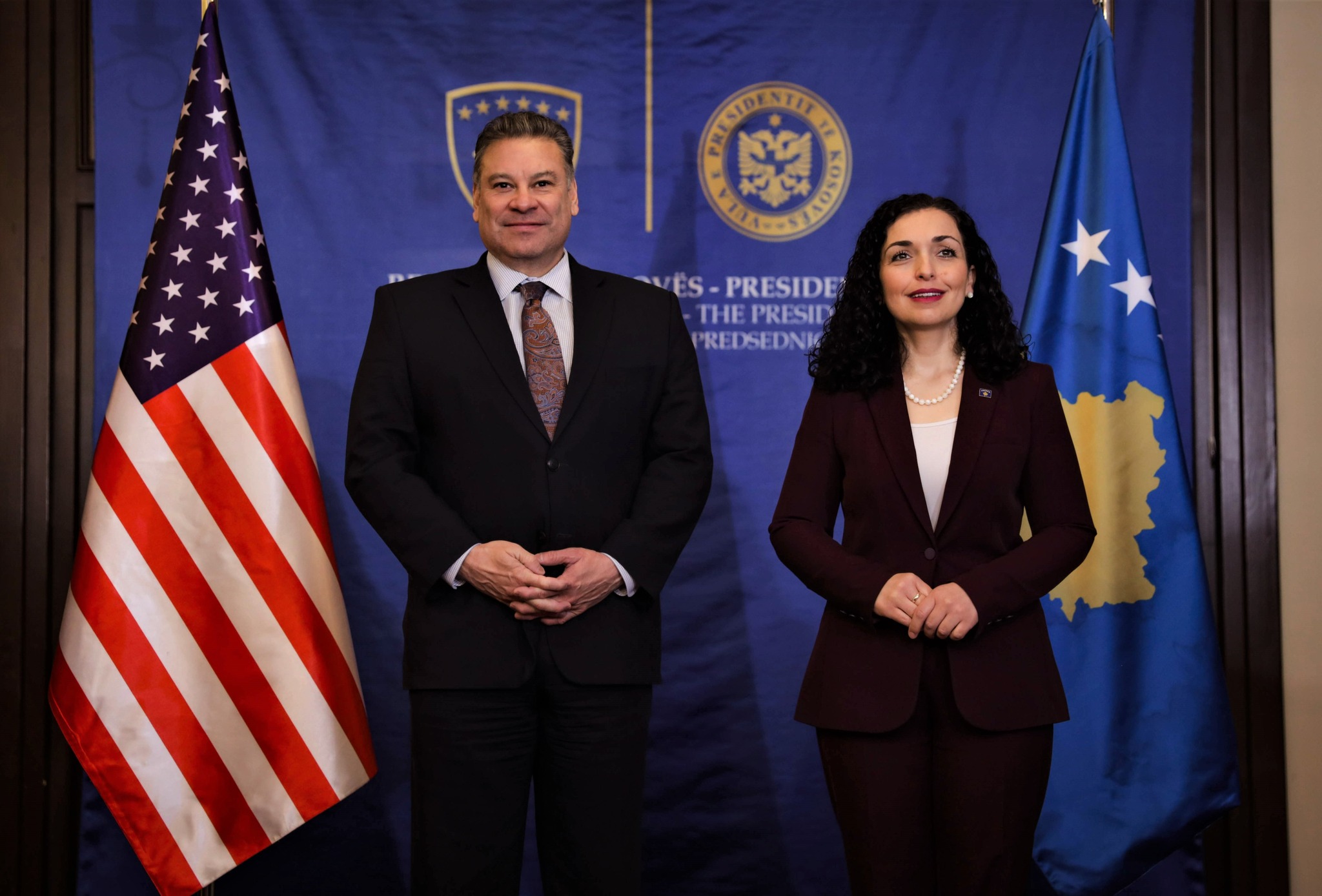 ambasada-amerikane-ben-nje-permbledhje-te-vizites-se-escobar,-permend-“sfidat-ne-marredheniet-dypaleshe”