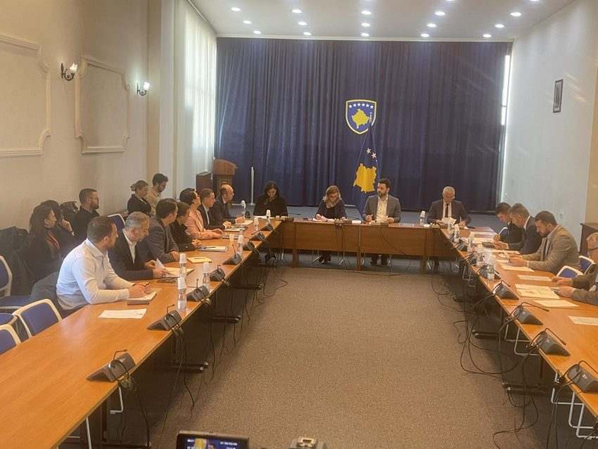 perplasje-ndermjet-deputeteve-te-ldk-se-dhe-vv-se-gjate-raportimit-te-bordit-te-kpm-se