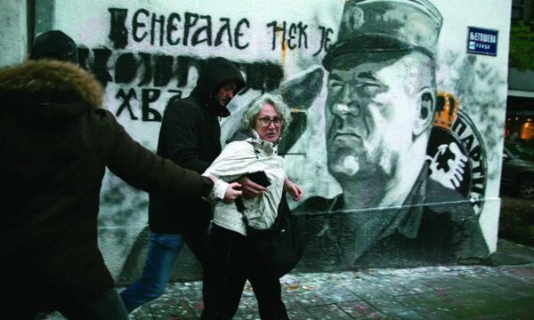 aktivistja-qe-e-gjuajti-muralin-e-kriminelit-mlladiq-me-veze:-pres-edhe-debim-nga-serbia