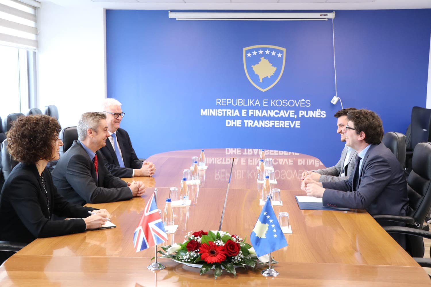 murati-pret-ne-takim-ambasadorin-britanik,-permenden-masat-per-punesimin-e-te-rinjve