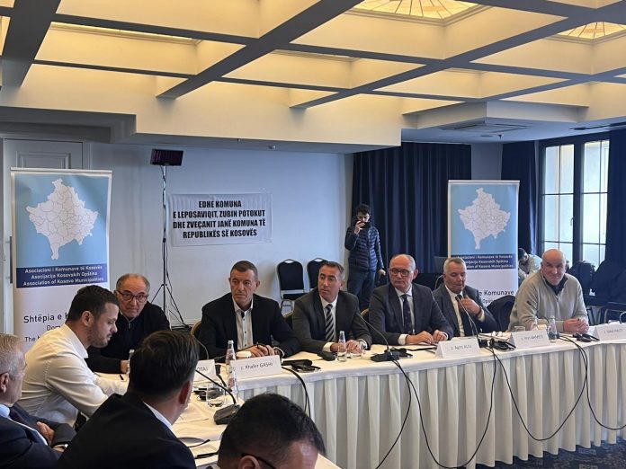 asociacioni-i-komunave-del-me-nje-tjeter-deklarate-rreth-anetaresimit-te-tri-komunave-veriore