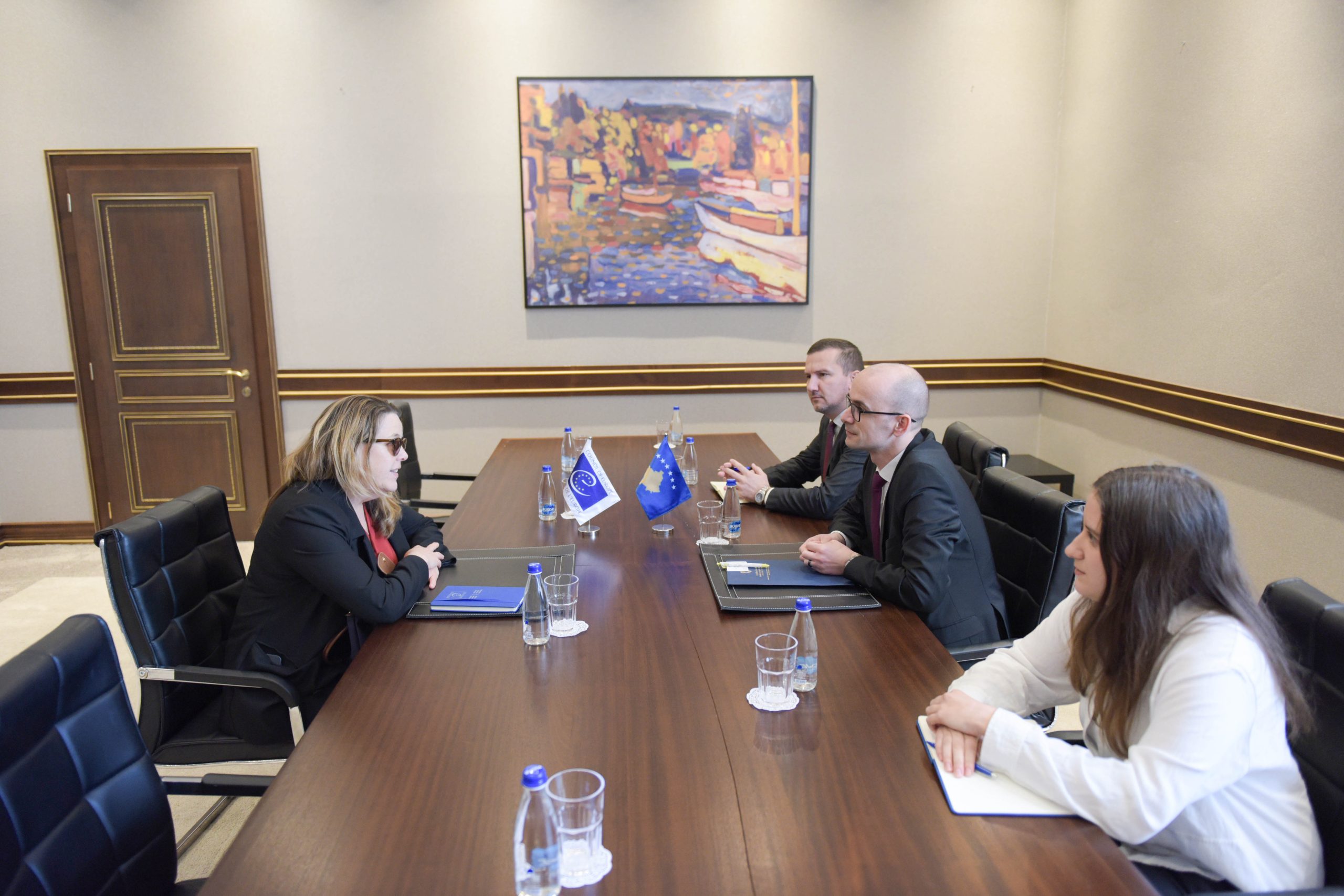 ahmeti-pret-ne-takim-shefen-e-re-te-zyres-se-keshillit-te-evropes-ne-prishtine,-diskutojne-per-anetaresimin-e-kosoves-ne-kie