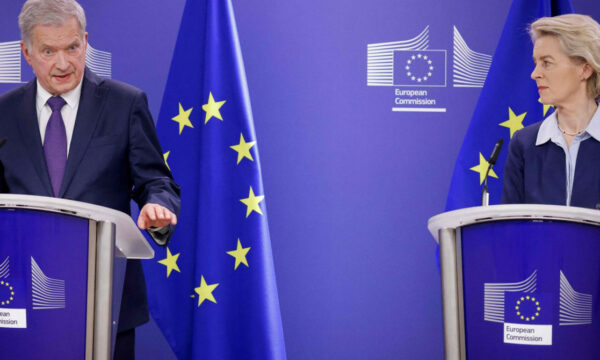 Von der Leyen i tha ish-presidentit finlandez: Përgatiteni Evropën për luftë