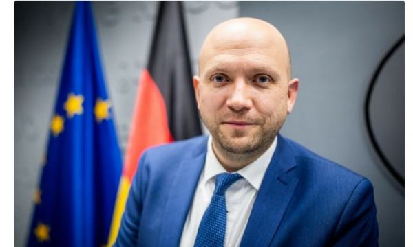 ceshtja-e-dinarit,-sarrazin:-ne-bruksel-po-behet-pune-e-mire