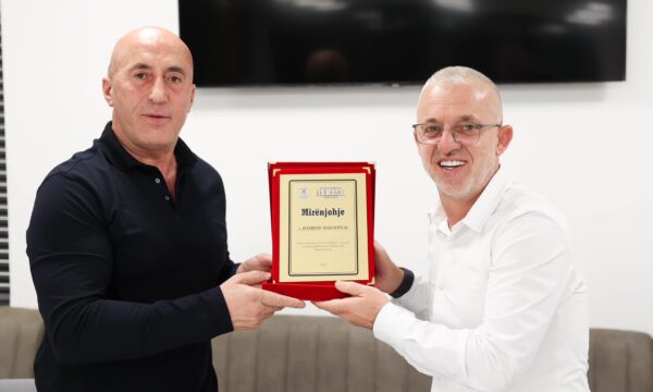 ramush-haradinaj-me-halil-kastratin-shkojne-per-iftar-te-shtepia-e-te-moshuarve