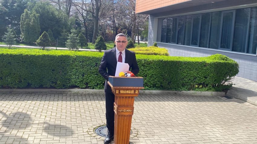 tahiri:-kurti-eshte-dorezuar-dhe-po-kerkon-zgjedhje
