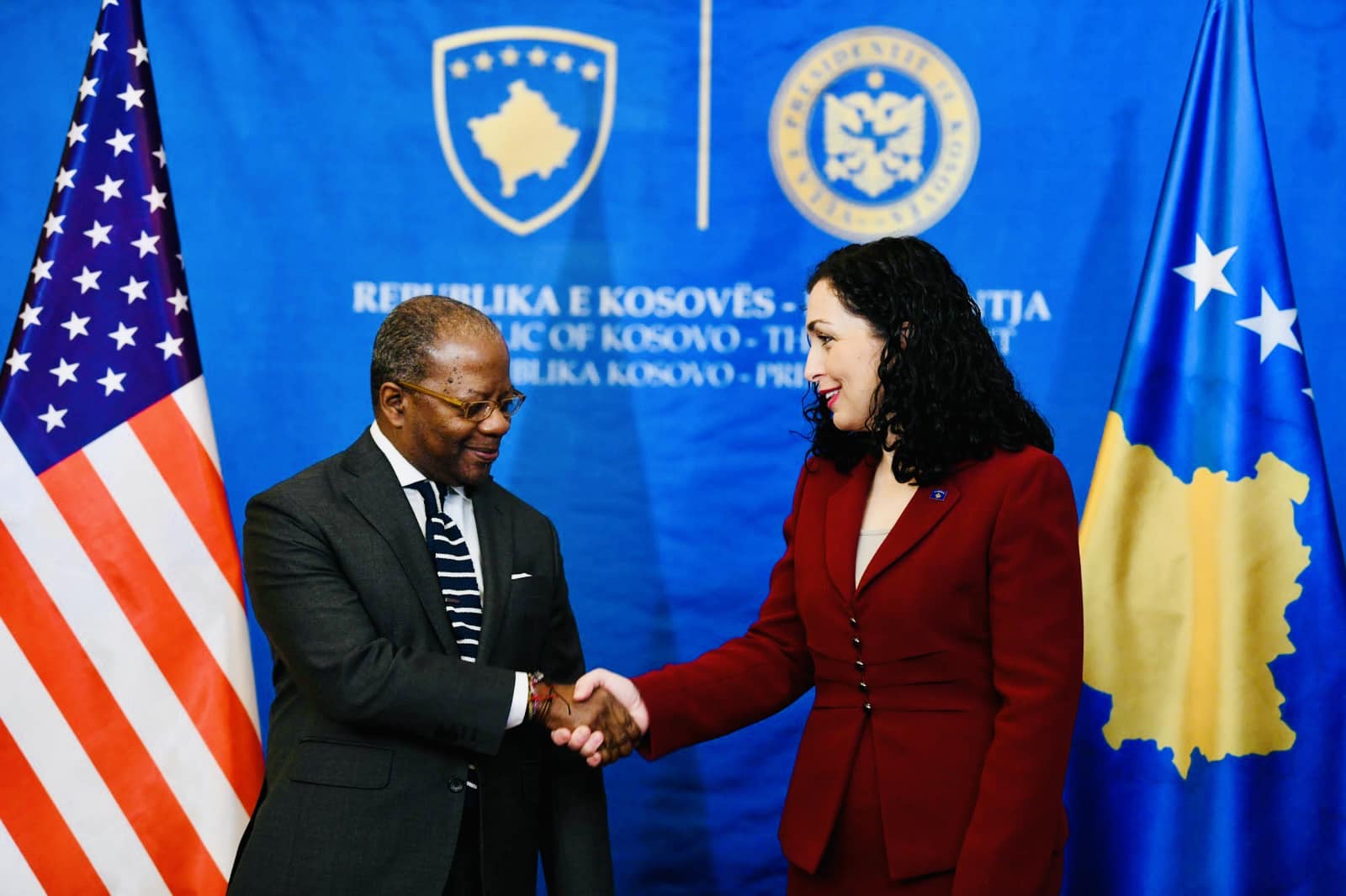 zyrtari-amerikan-ne-kosove,-ambasada:-te-nderuar-me-viziten-e-tij