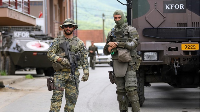 kfor-i-pas-patrullimit-te-forcave-serbe-afer-kufirit-te-kosoves:-situata-e-qete,-por-mbetet-e-brishte