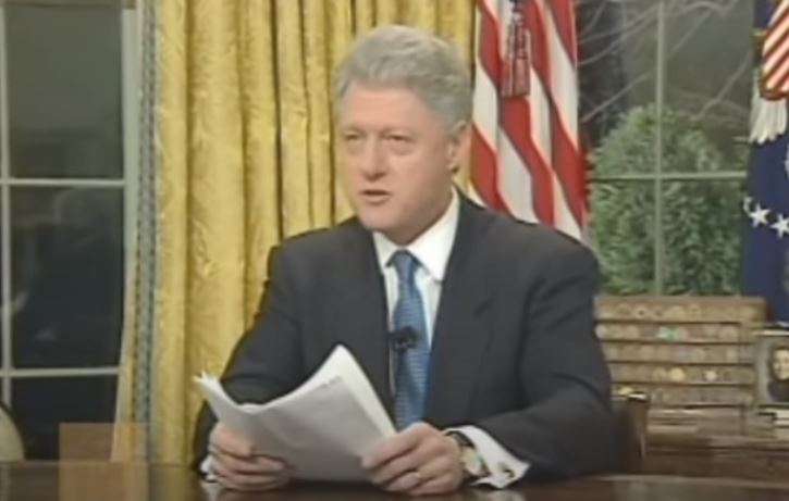 momenti-kur-bill-clinton-dha-urdher-per-nisjen-e-bomardimeve-te-nato-s-mbi-ushtrine-dhe-policine-serbe-(video)