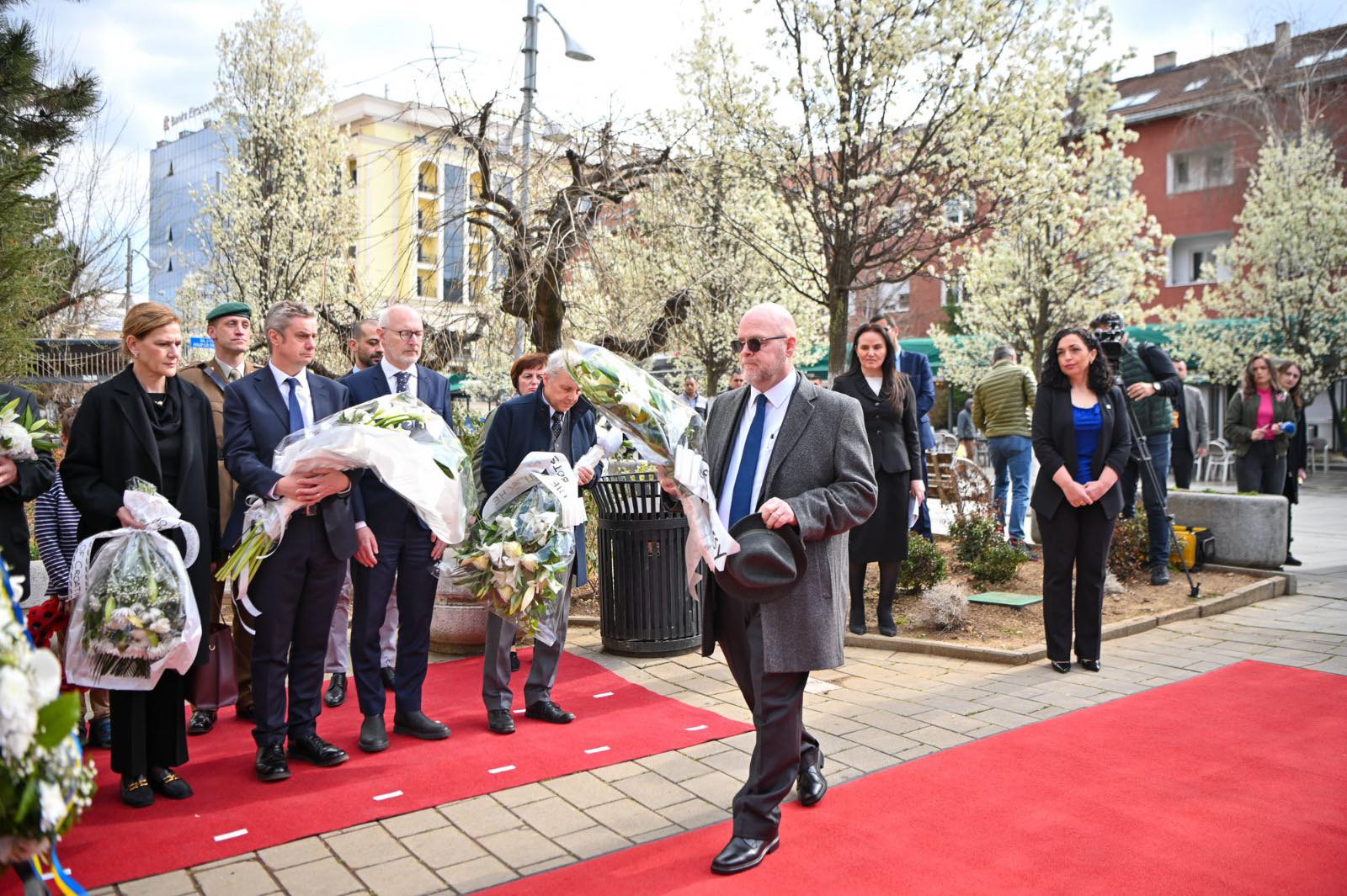 pervjetori-i-bombardimeve,-hovenier:-kujtojme-dhe-nderojme-ushtaret-e-guximshem-qe-bene-sakrificen-perfundimtare