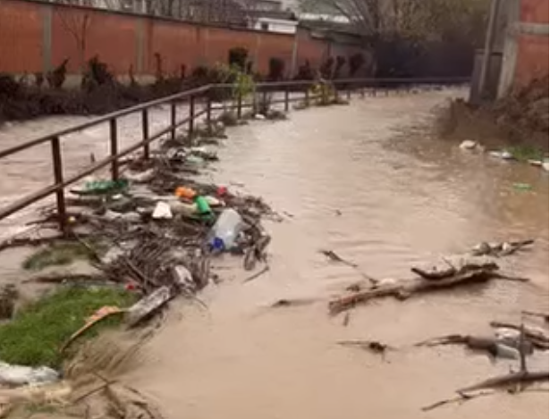 Paralajmërohen vërshime dhe rrëshqitje të dheut në Prishtinë