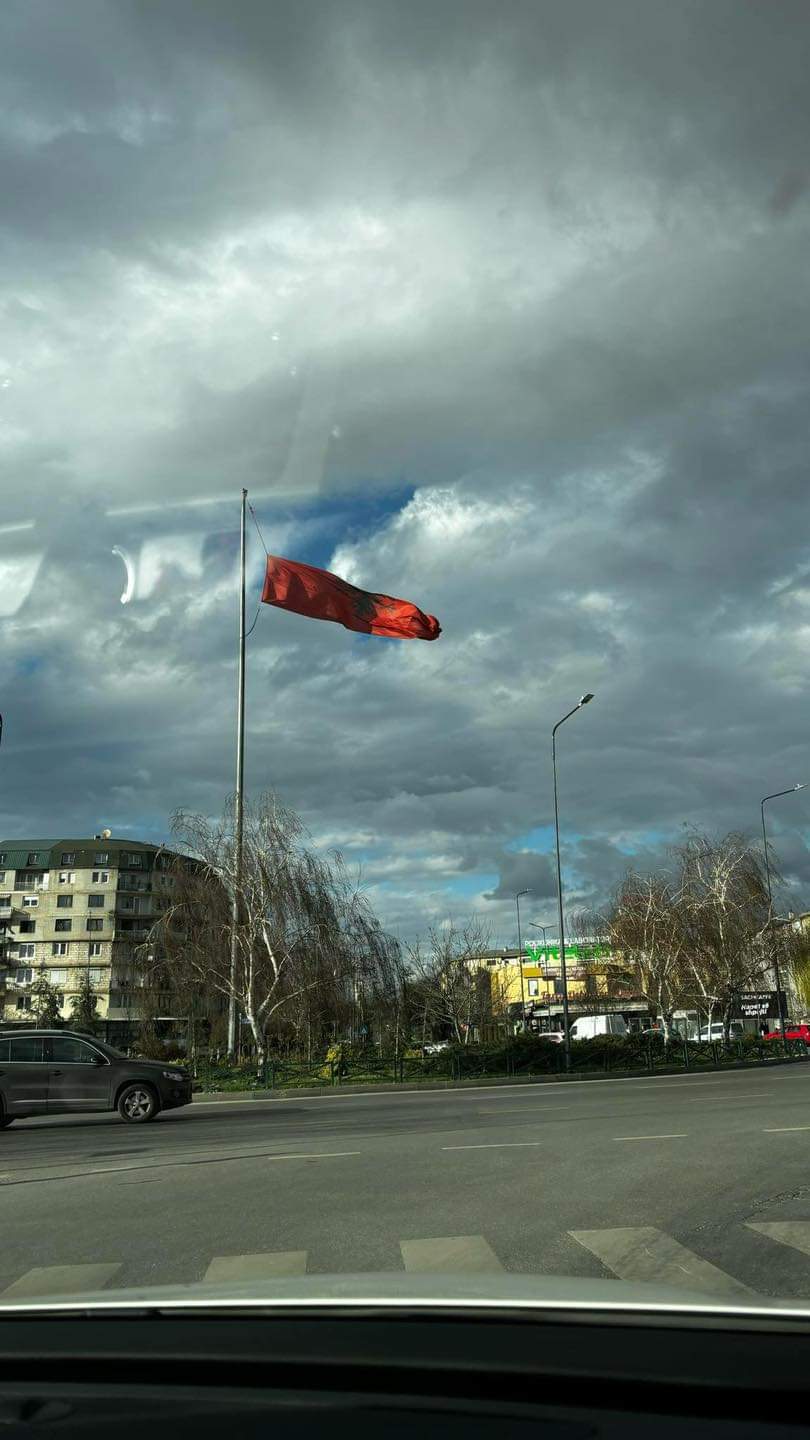 vrojtuesit-e-lagjes:-turp-per-komunen-qe-nuk-e-mirembajne-flamurin-kombetar-ne-hyrje-te-prishtines